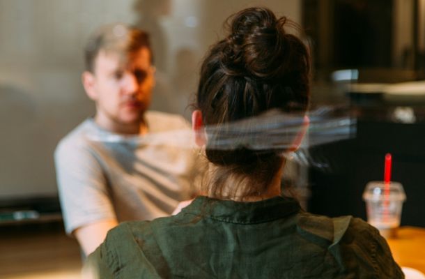 Mann und Frau im Gespräch in einem Cafe